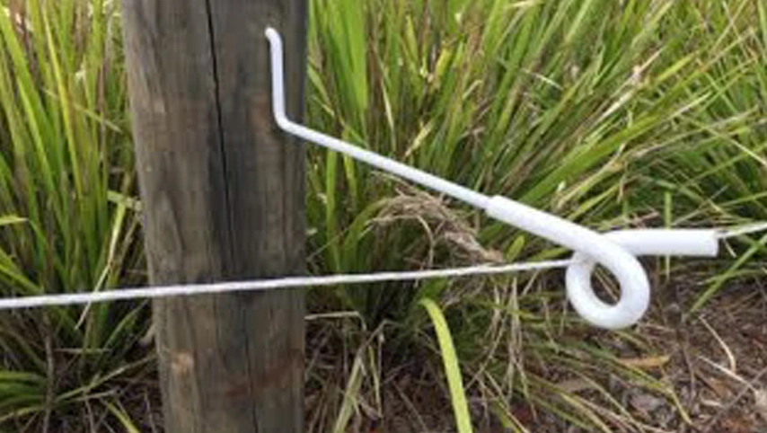 Aislador eléctrico para postes de madera para cercas de granja