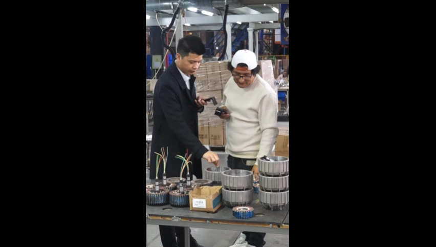 Los clientes visitan la fábrica de terrui