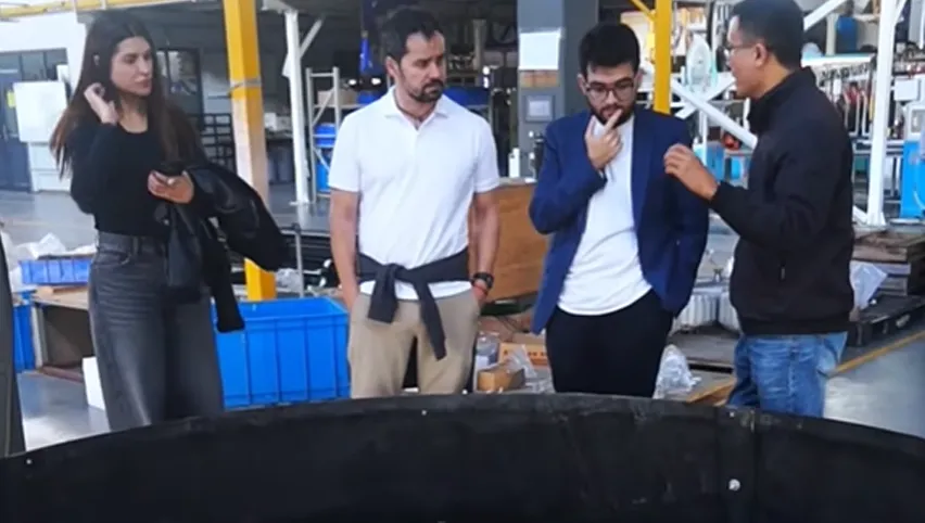 Los clientes visitan la fábrica