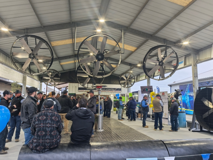 Una muestra técnica de los aspectos destacados del equipo ganadero de Terrui para 2026, que demuestra los ventiladores de accionamiento directo PMSM que ahorran un 30% de energía y los bebederos inteligentes calentados sin escarcha diseñados para la productividad durante todo el año en el rancho.